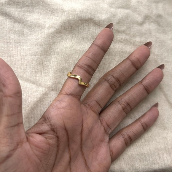 Gold plated wavy band - Picture 3 of 3